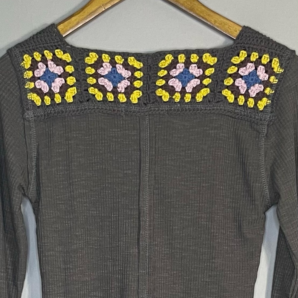 Natural Life Waffle Knit Floral Crochet Top Gray NWT - Picture 5 of 9